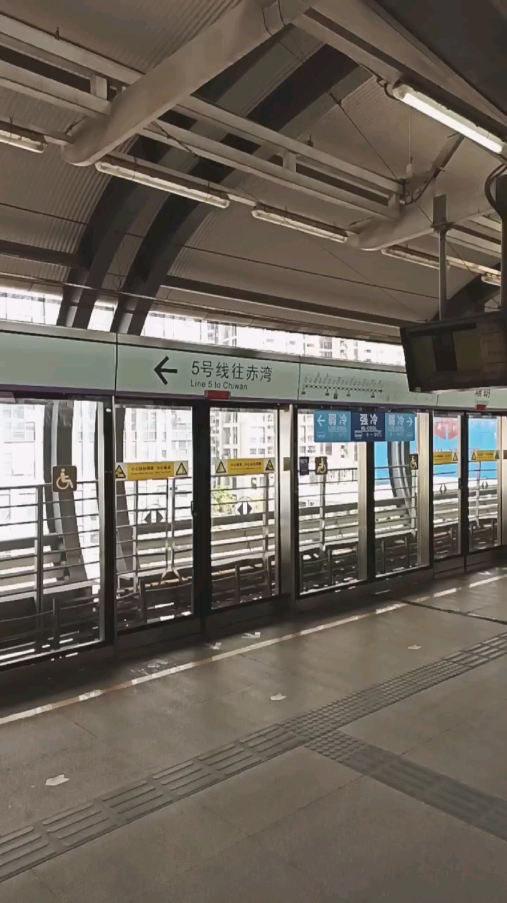 深圳都市风光#塘朗地铁站,出闸后可以直达南方科技大学,宝能城,和
