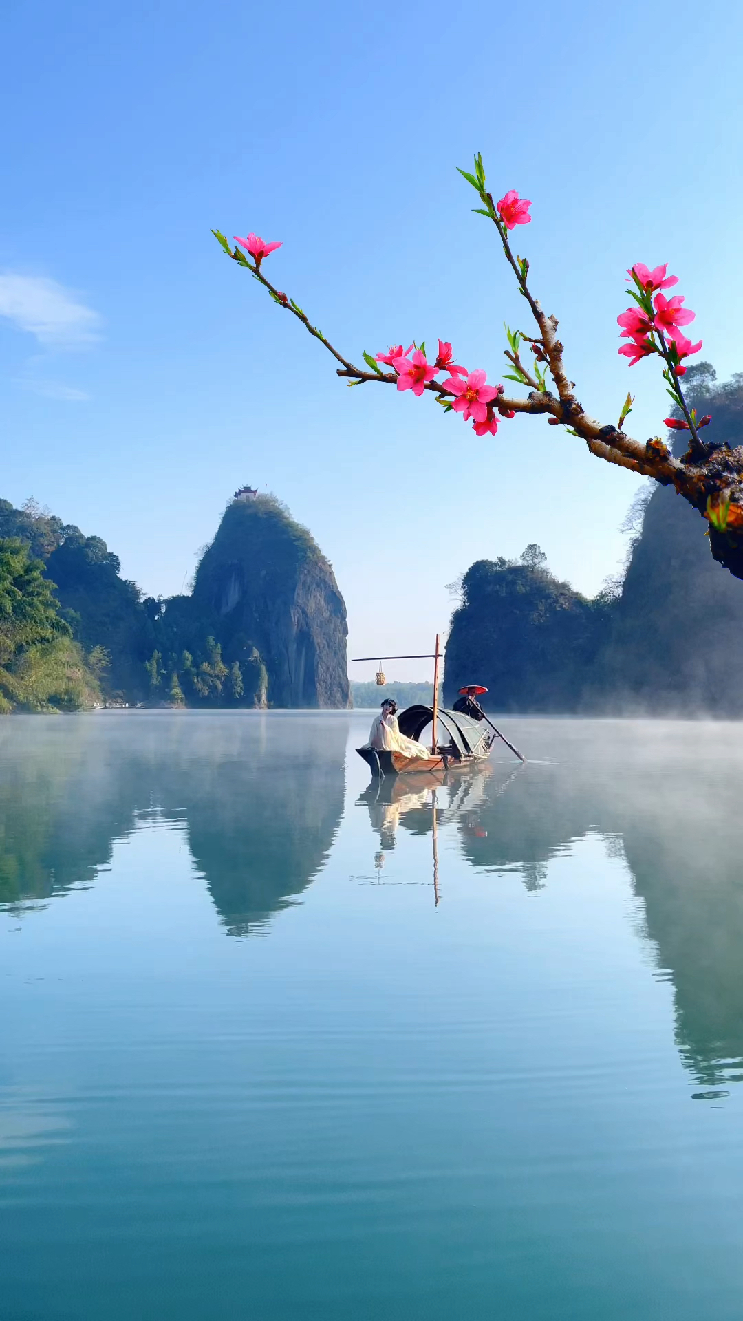 烟波江上一叶舟,宛若仙境画中游;寄情山水居世外,凡尘扰事不相愁!