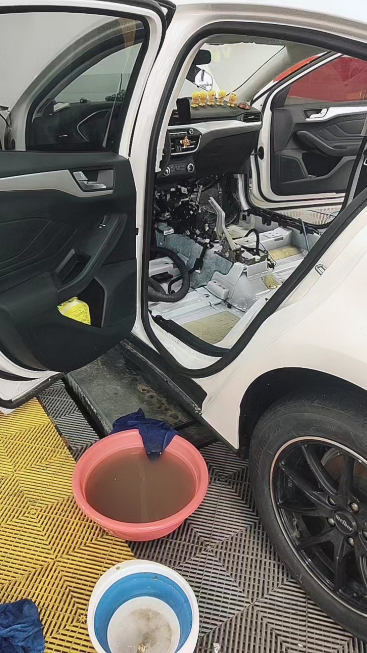 聪明的司机第一时间把水淹车拉开自己维修