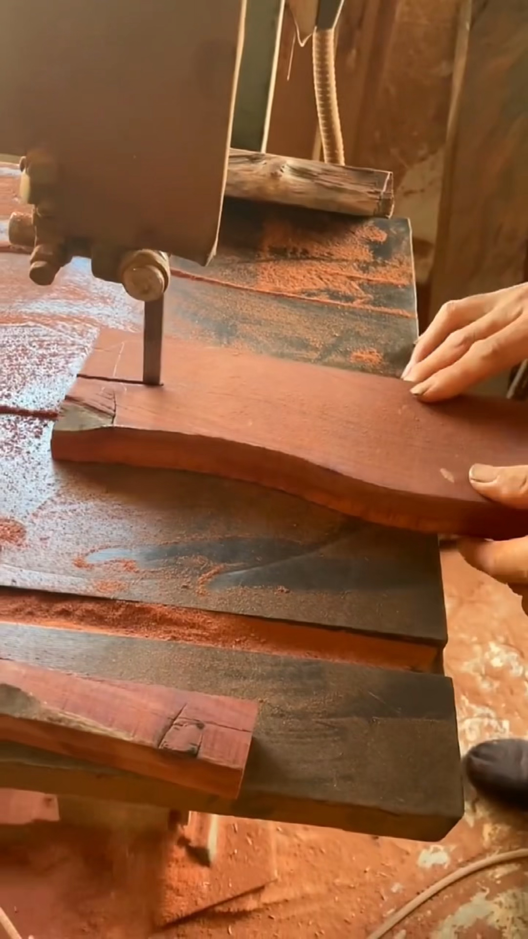 红木家具构件开料过程,机械切割让木工更加省时省力!