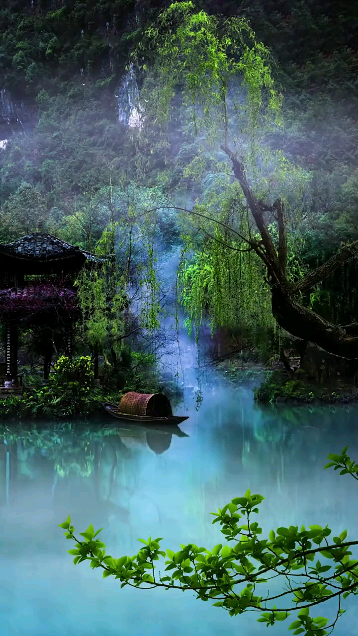 清风叶曳朝光美,萧声悠悠诗画筏.