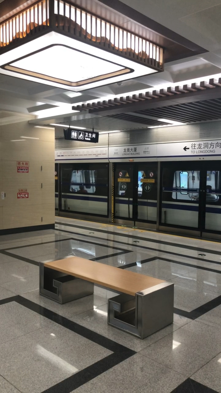 济南地铁3号线龙奥大厦站出站