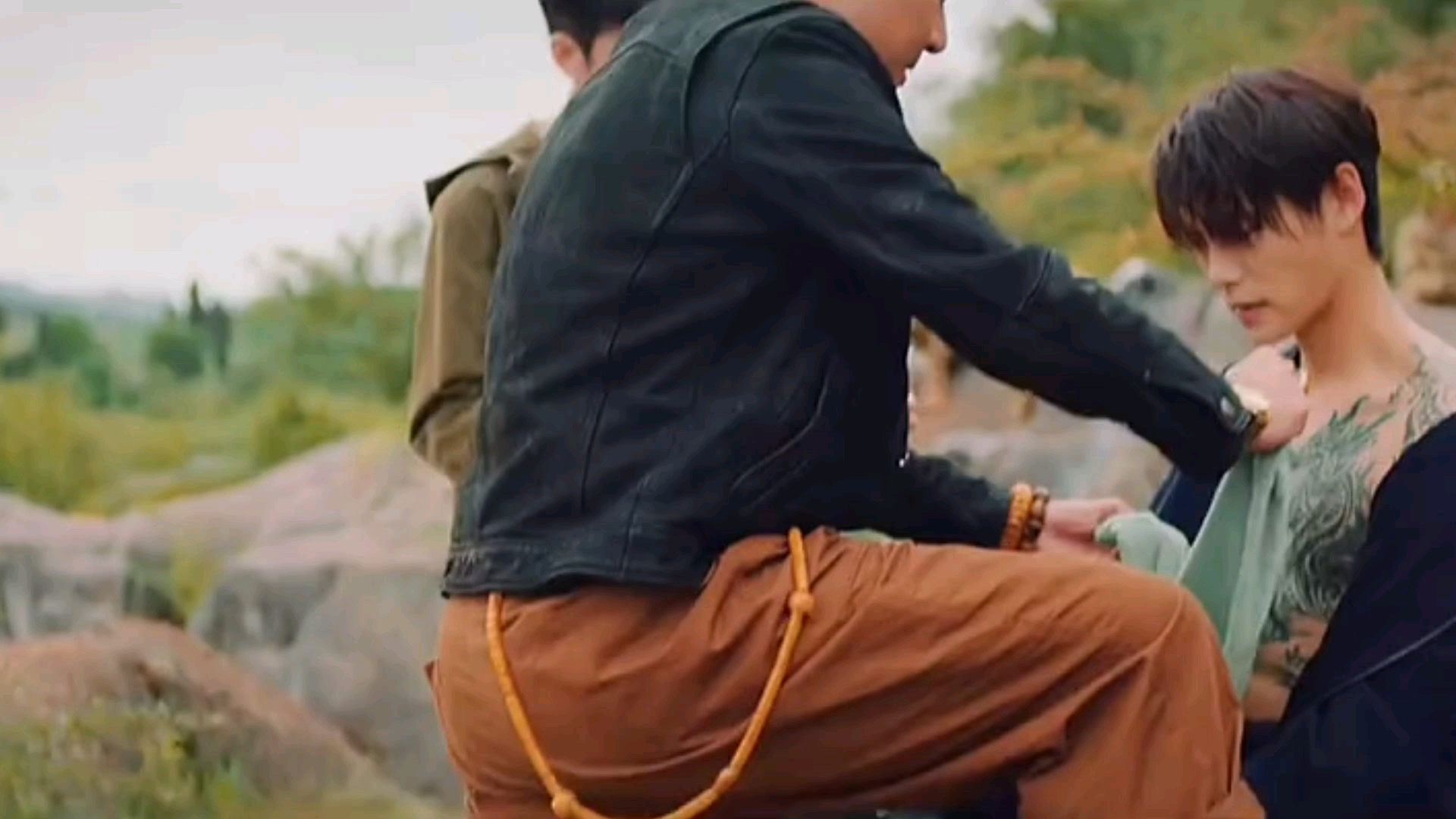 盗墓笔记#神秘人塌肩膀是谁?难道也是张起灵?