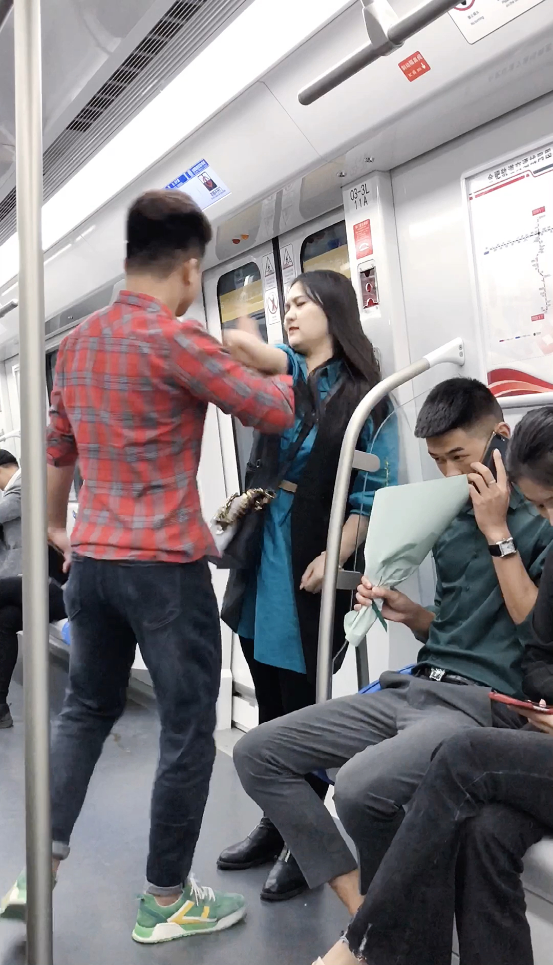 地铁上偶遇情侣吵架