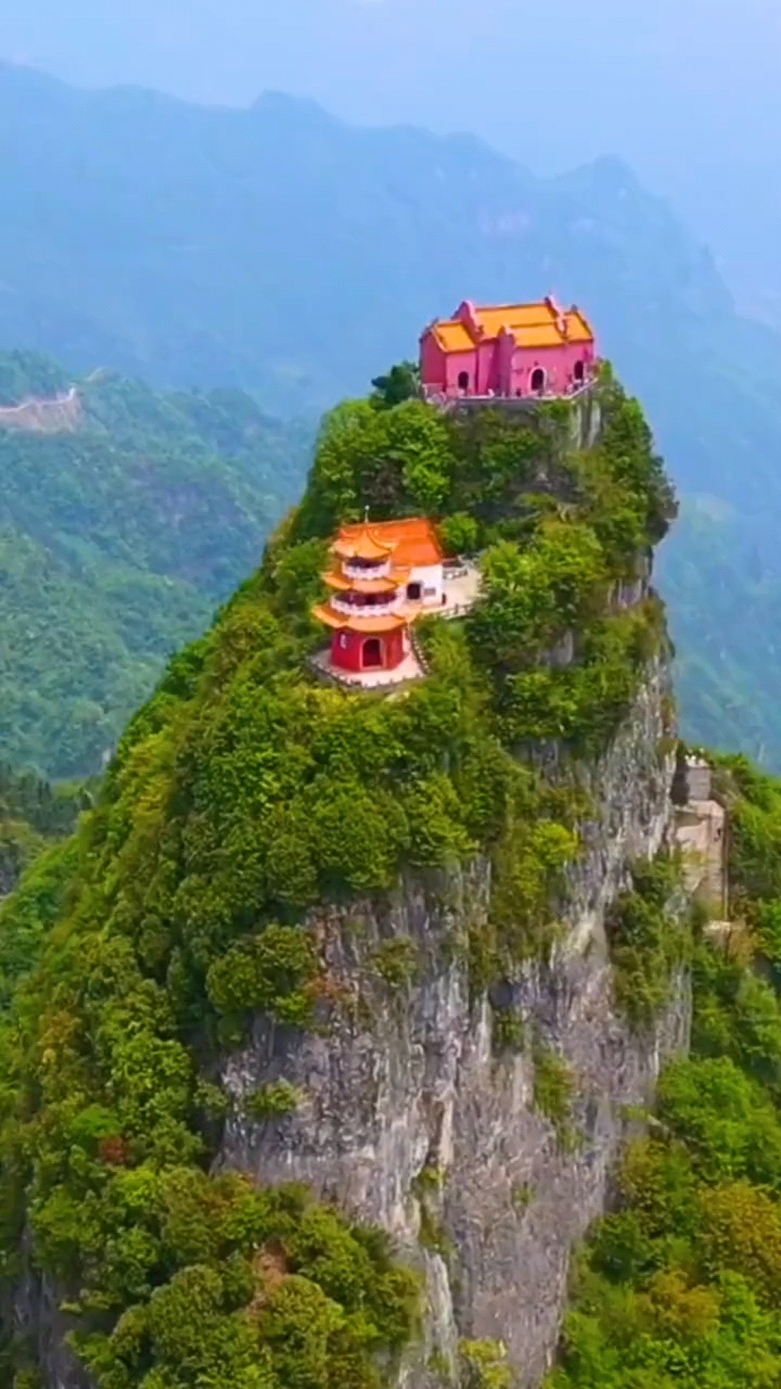 这是湖北省宜昌天柱山与武当山南北辉映为道教名山