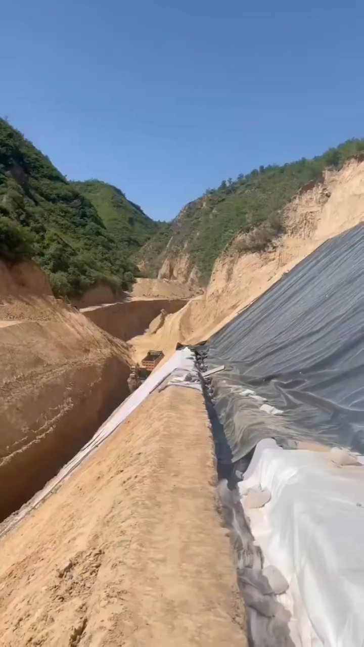 工程#1.5厚城建型双光面hdpe土工膜用于垃圾填埋场防渗铺设