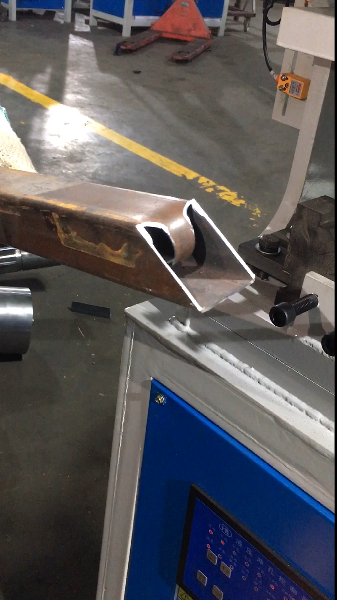 方管切角机#用方管切90度角机,把管头切成45度角