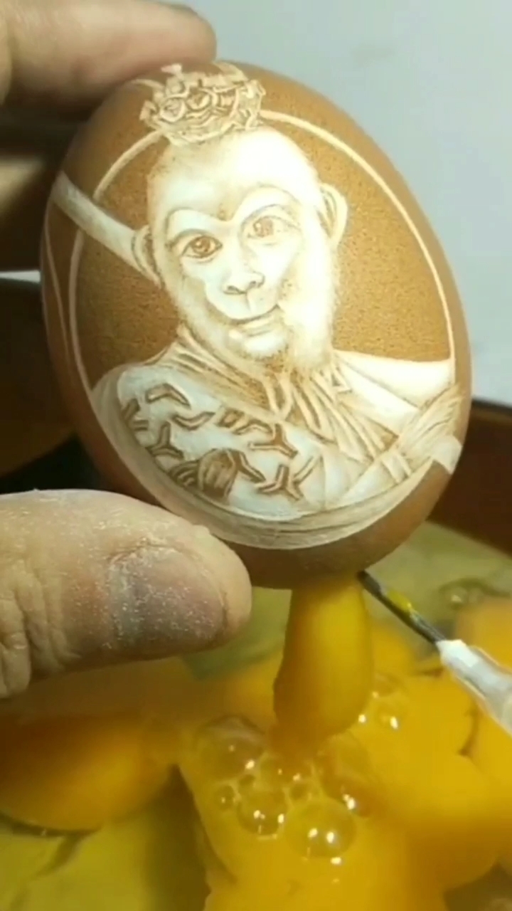 手工制作#在鸡蛋壳上雕刻孙悟空,太厉害了