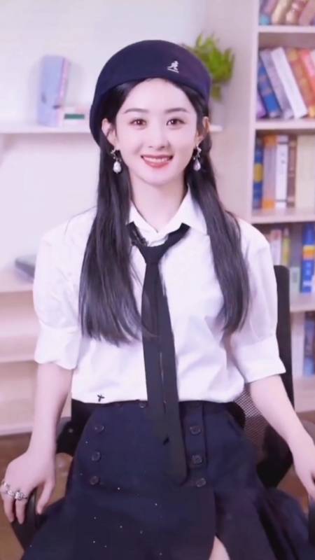 赵丽颖学院风造型太惊艳,当妈后少女感依旧!