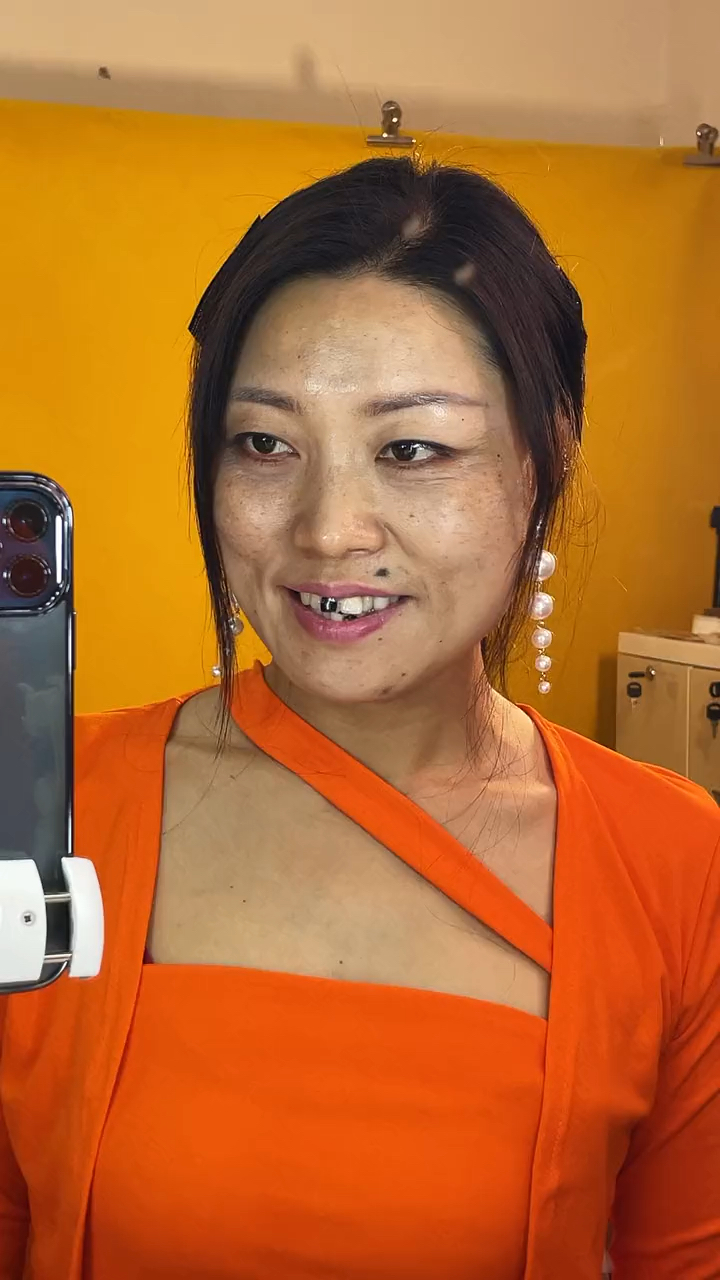 网恋需谨慎#网上的美女小姐姐就是这么来的,52岁阿姨把美颜拉到底