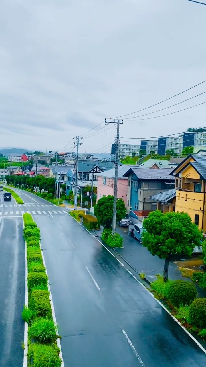 下雨天的日本农村小镇街道