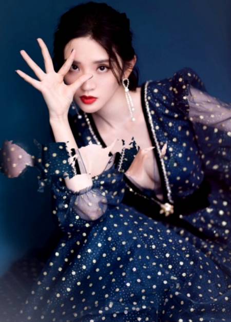 唐艺昕身着深蓝色系波点纱裙甜美优雅