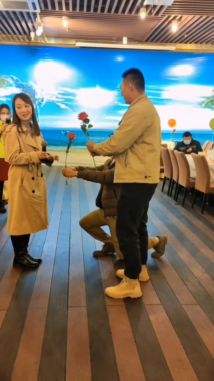 这两男生也太逗了,大叔单膝下跪送花,没想到这小哥也跟着下跪,感觉不