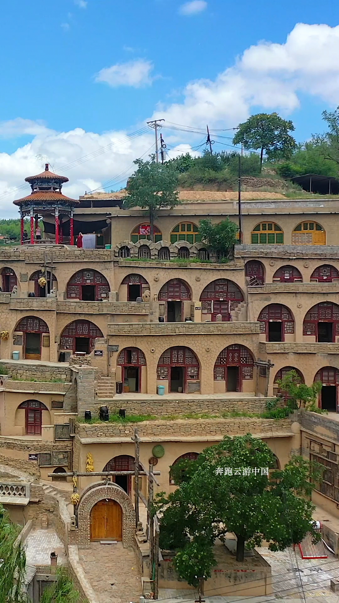 陕北有一个别致的村庄,你家房子是我家院子,我家房子是他家院子.