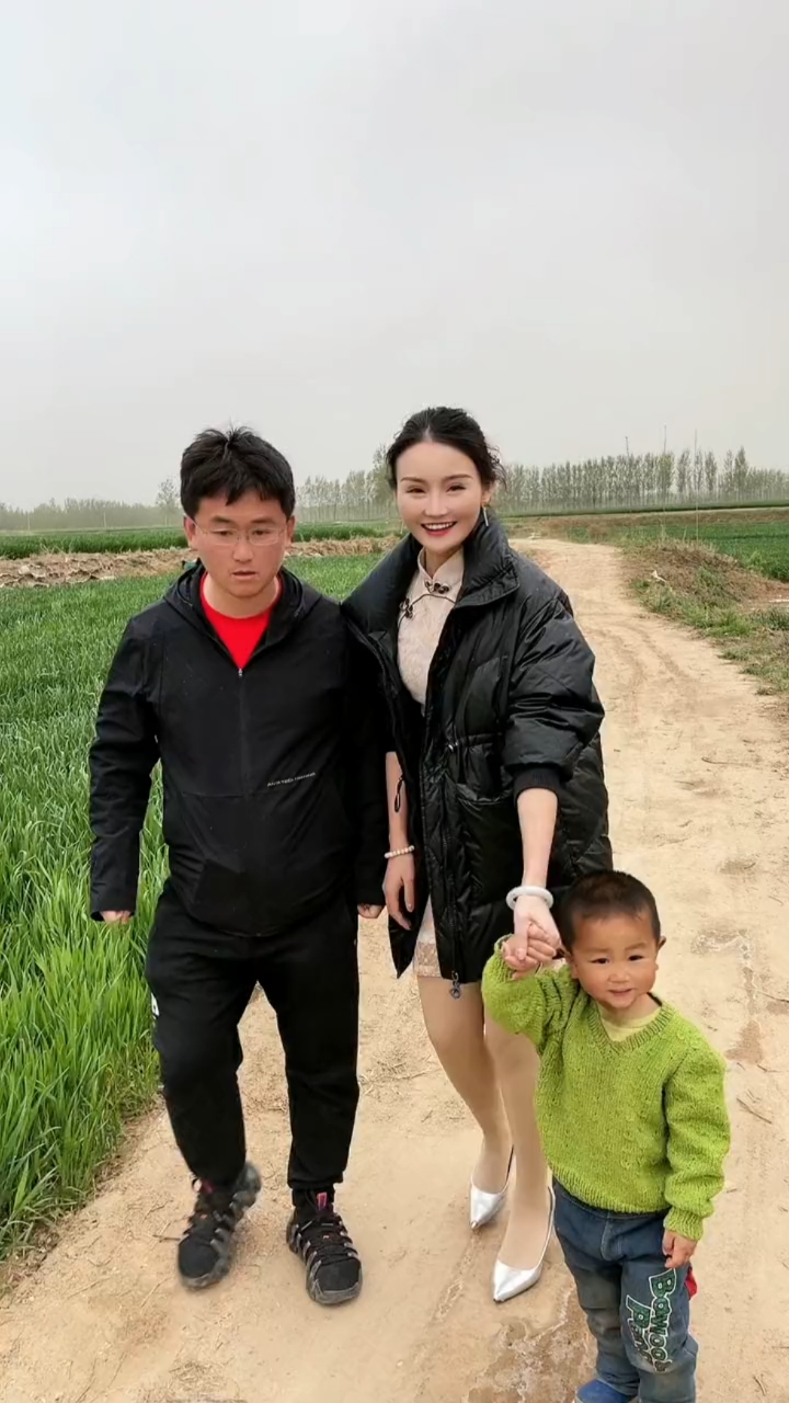笑神姜涛#我们今天来到内蒙古大草原,草长的很深,空气很好就是看不到
