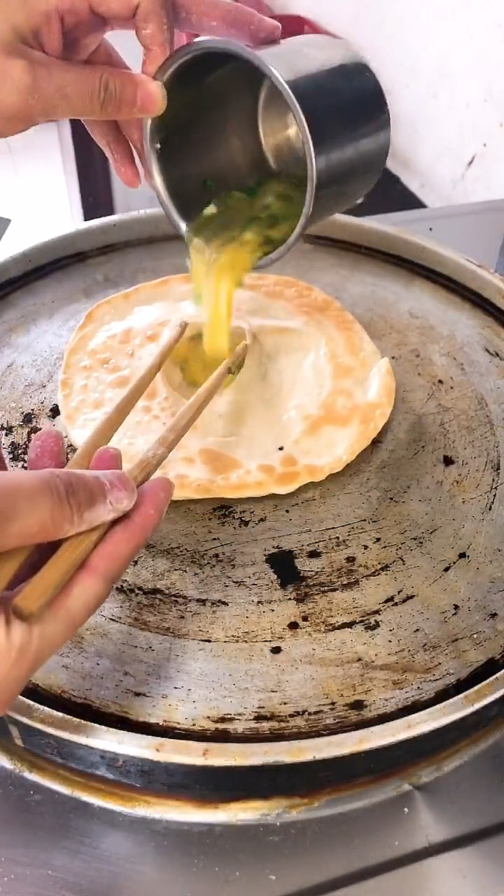 鸡蛋灌饼和面配方,面粉一斤,盐五克,油20克,开水150克,烫面再加150个