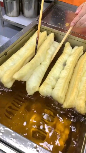 街邊美食小吃炸油條