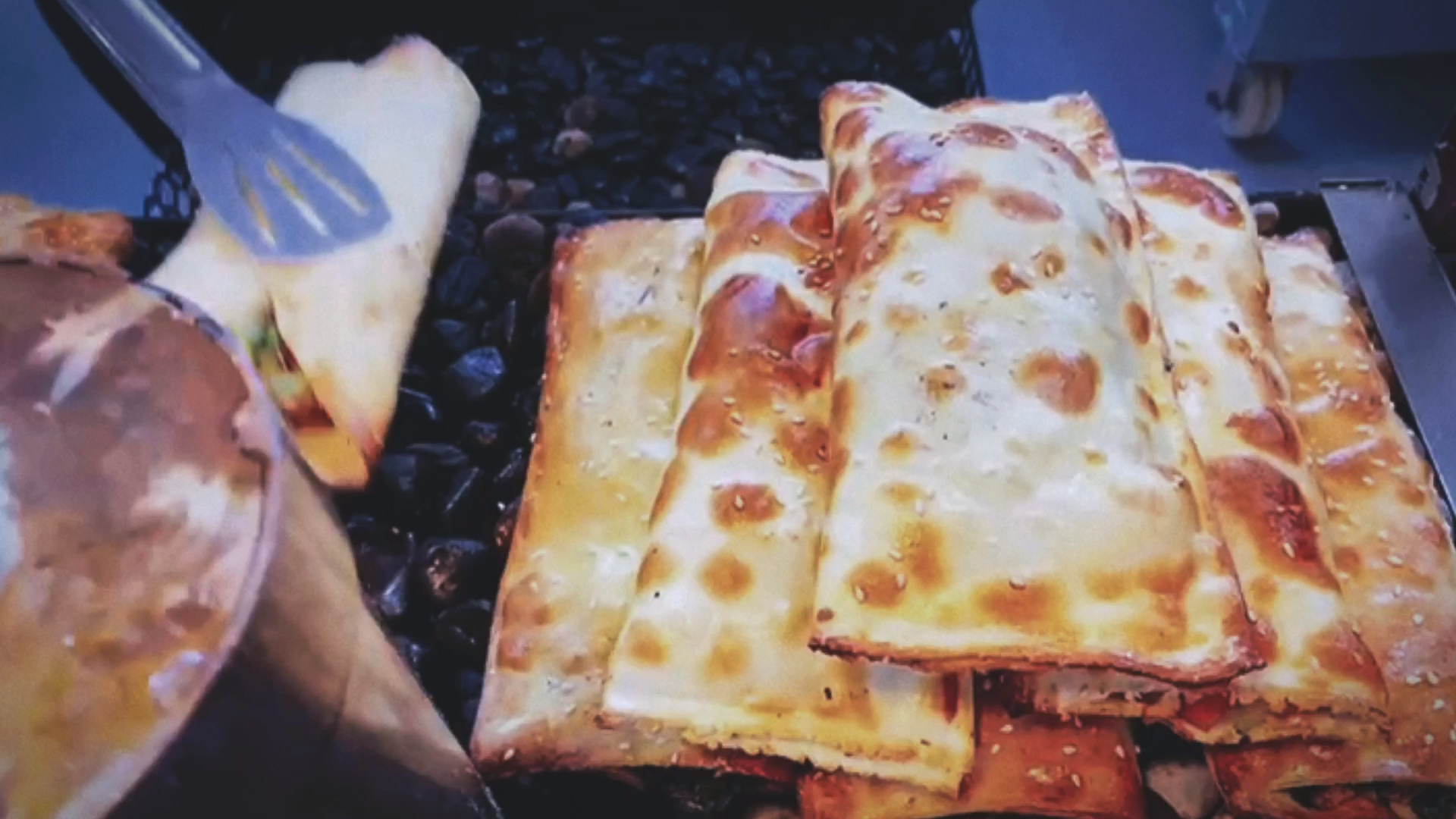 刚刚烤出来的石头烤馅饼,简单操作易学,没有经验的人照样做的很好,我