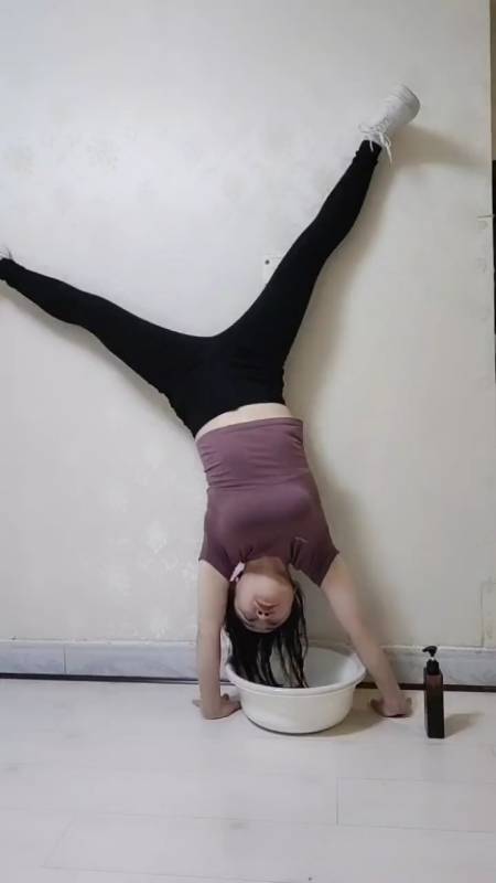 广元心威一字马#挑战倒立洗头