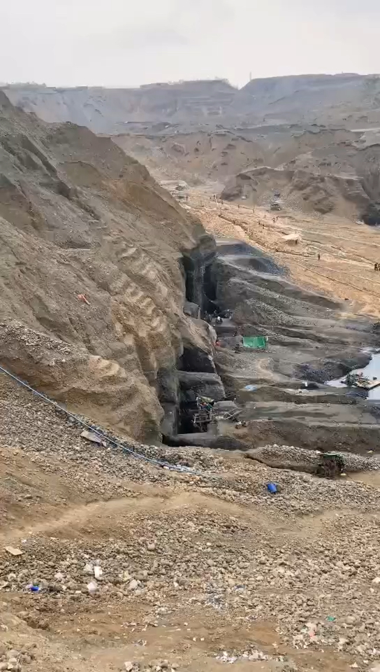 翡翠缅甸帕敢翡翠木那场口矿工正在努力开采翡翠原石