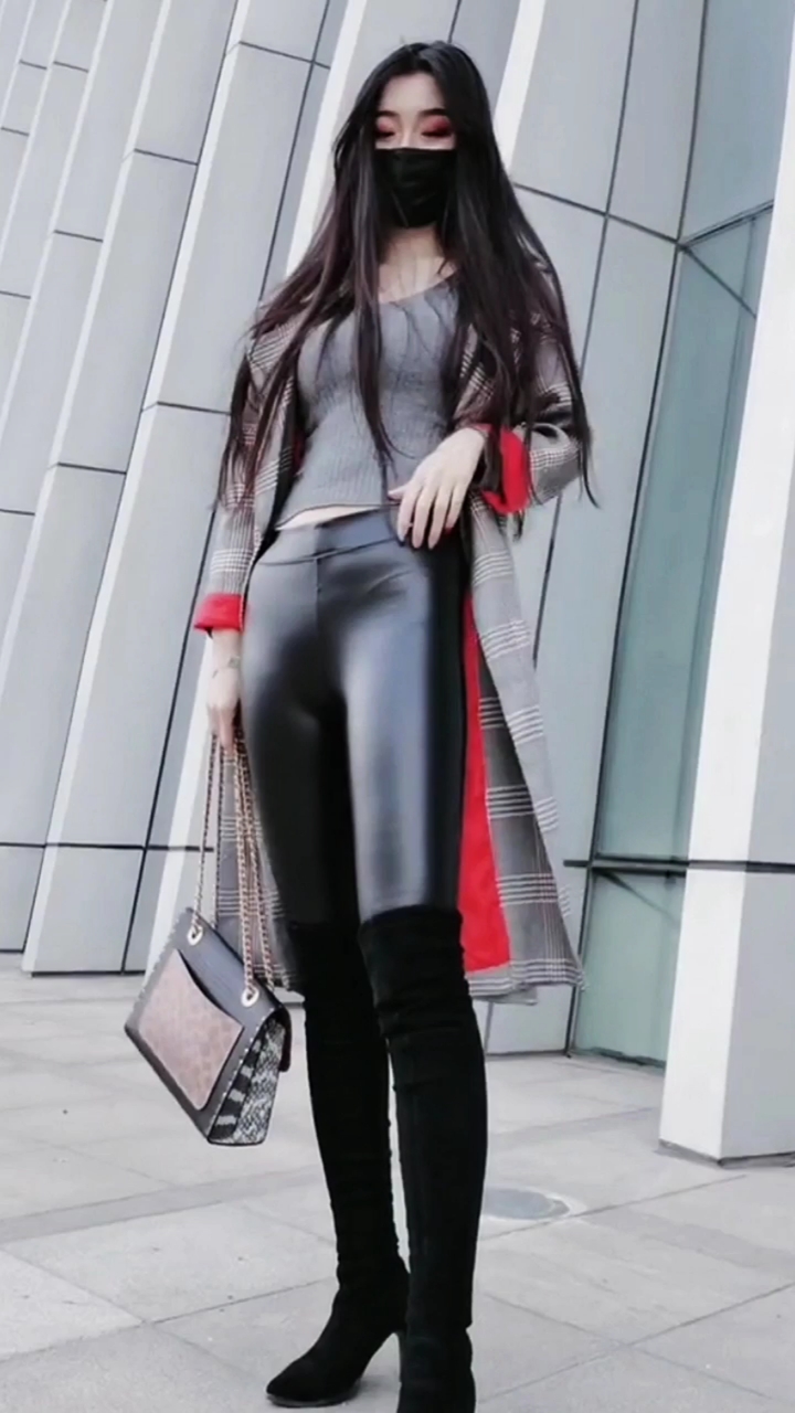 街拍#皮裤加长靴的搭配来看看效果怎么样