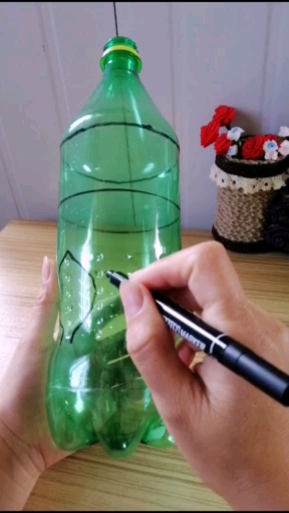 大饮料瓶做花篮的方法图片