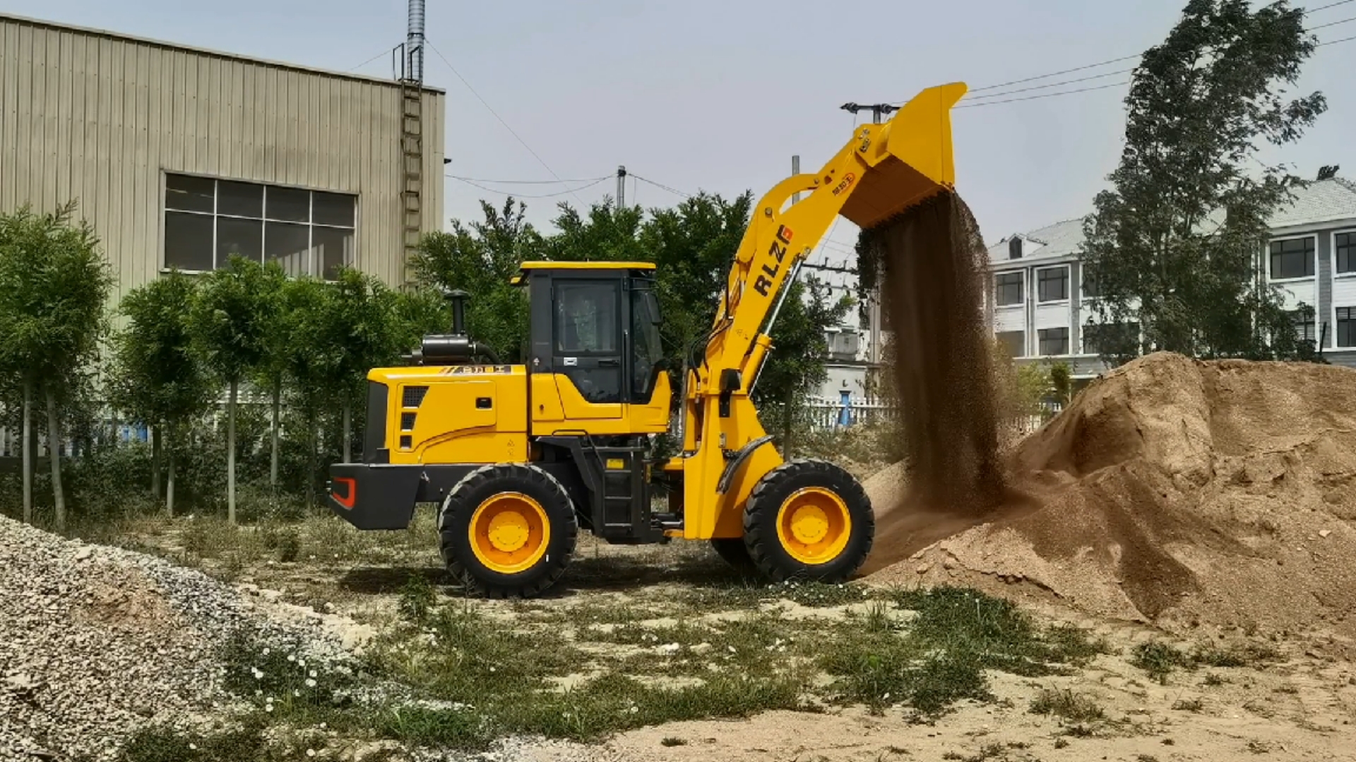 两吨装载机铲沙,司机技术不错,这款装载机也可以安装搅拌铲斗