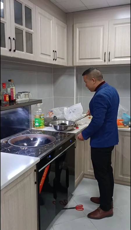 和老公吵架第三天回娘家,进屋一看老公正给爸爸炒菜.