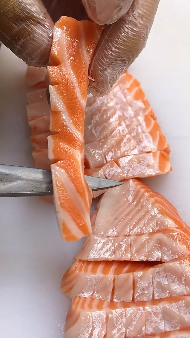 三文鱼腩切个三文鱼腩这个手法大家看看怎么样