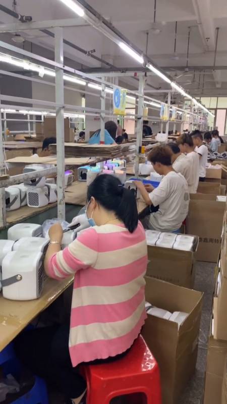 这个厂是新开的,刚刚来厂里做呢一天,月薪六千,不算高但是上班很自由