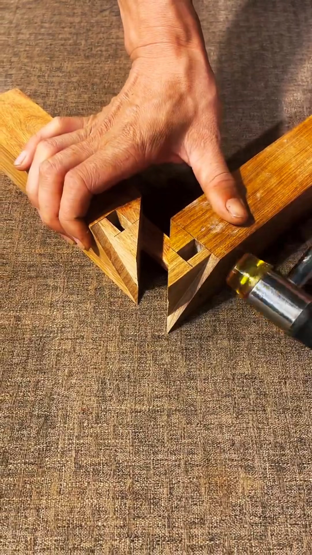 榫卯#传统榫卯结构之棕角榫,能让三块不同的木材,无缝衔接!-度小视