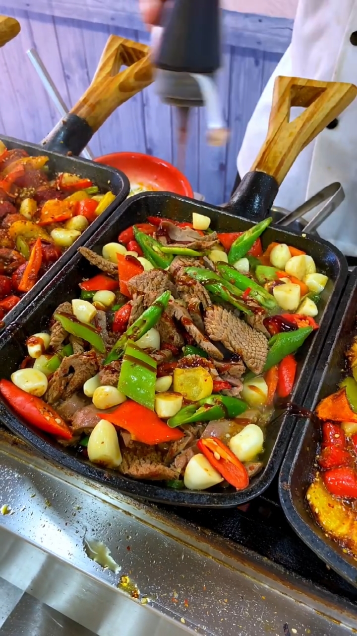 特色铁板菜,各种菜品都能用铁板来制作出美味的菜品,口味多,菜品多