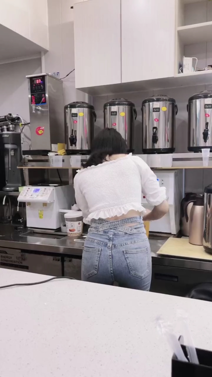 奶茶店有这样的小姐姐你会天天来嘛?