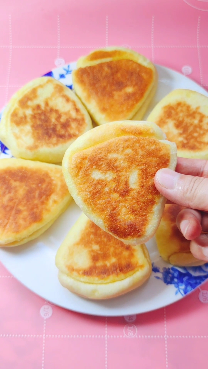 在家做个拿手菜#多层发面三角饼很好吃!-度小视