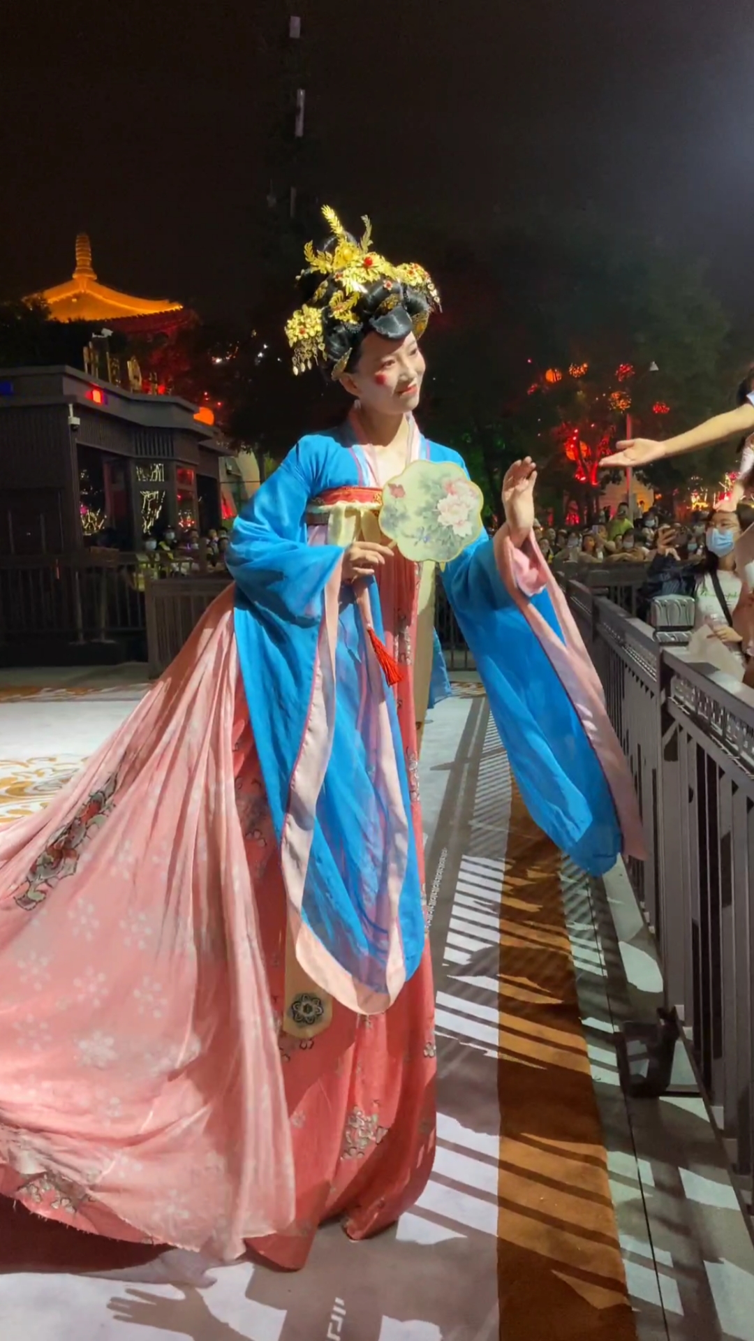 大唐不夜城#不倒翁小姐姐皮卡晨回归首秀,太美了