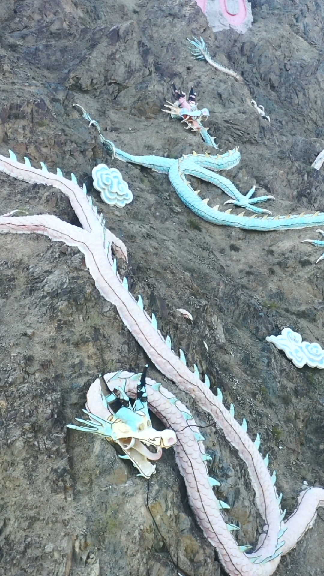 甘肃整个山体是龙的雕塑,盘卧在大山上无人敢靠近,格外逼真!