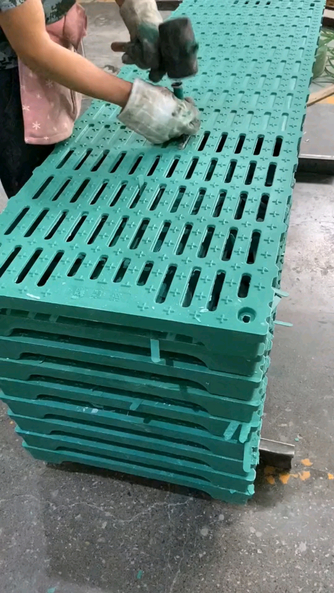 漏粪板羊床上使用的复合漏粪板你们养羊都用这种漏粪板吗