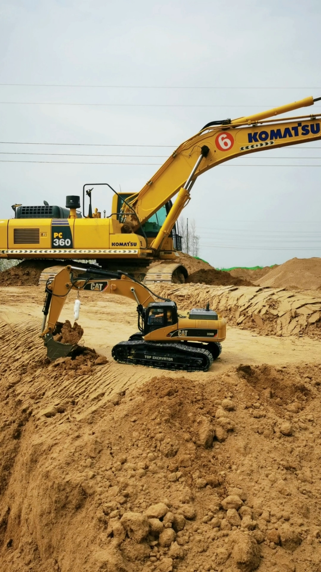 挖掘机玩具#小挖机刚断奶,就被爸爸带到工地上干活,这算不算童工?