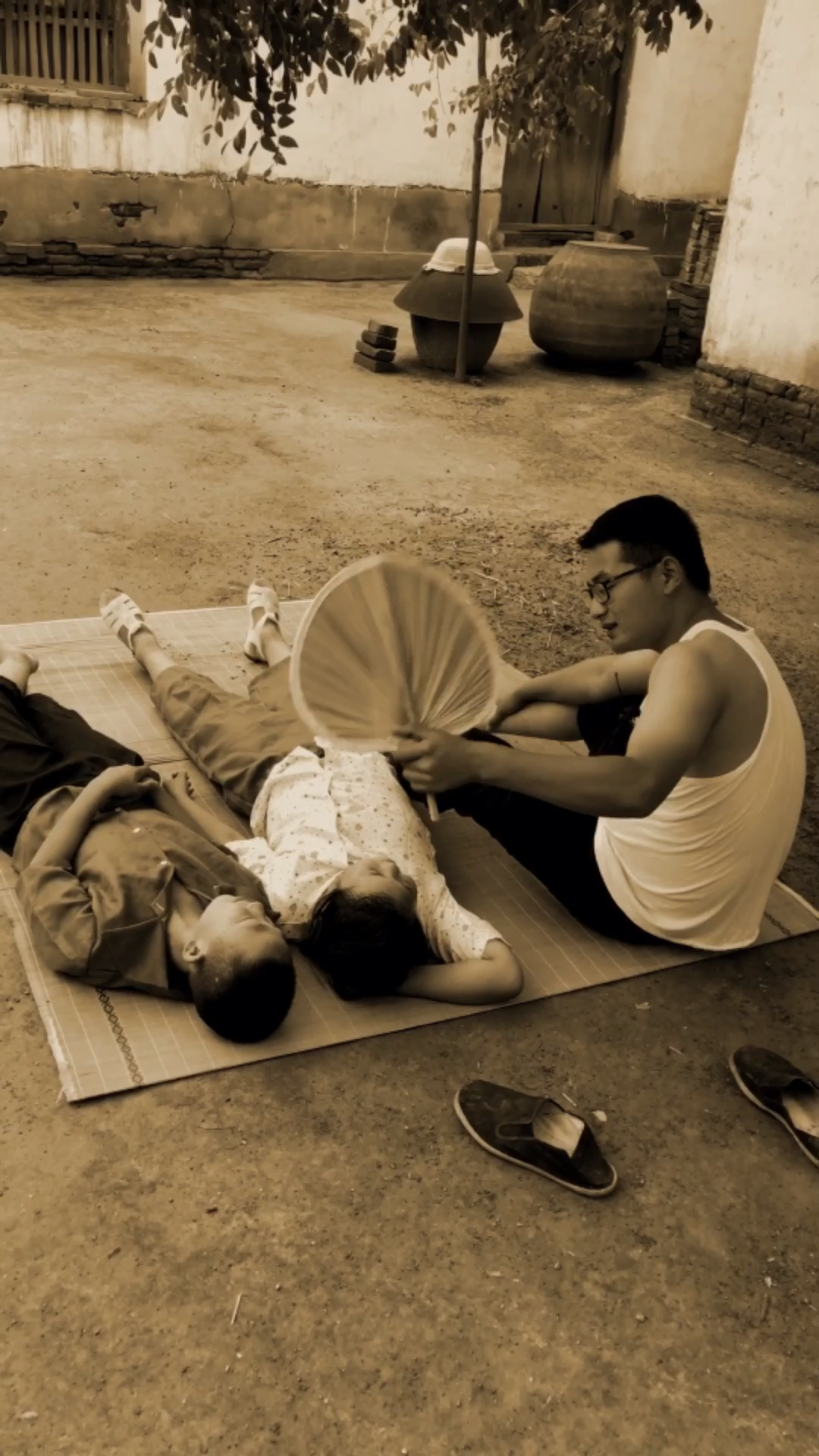 童年回忆#80年代晚上在外面睡觉,可凉快了!