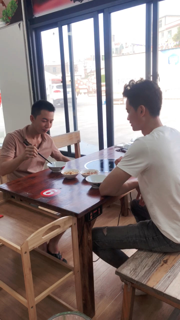 小帅哥说有事找我.要请我吃饭,上这菜?