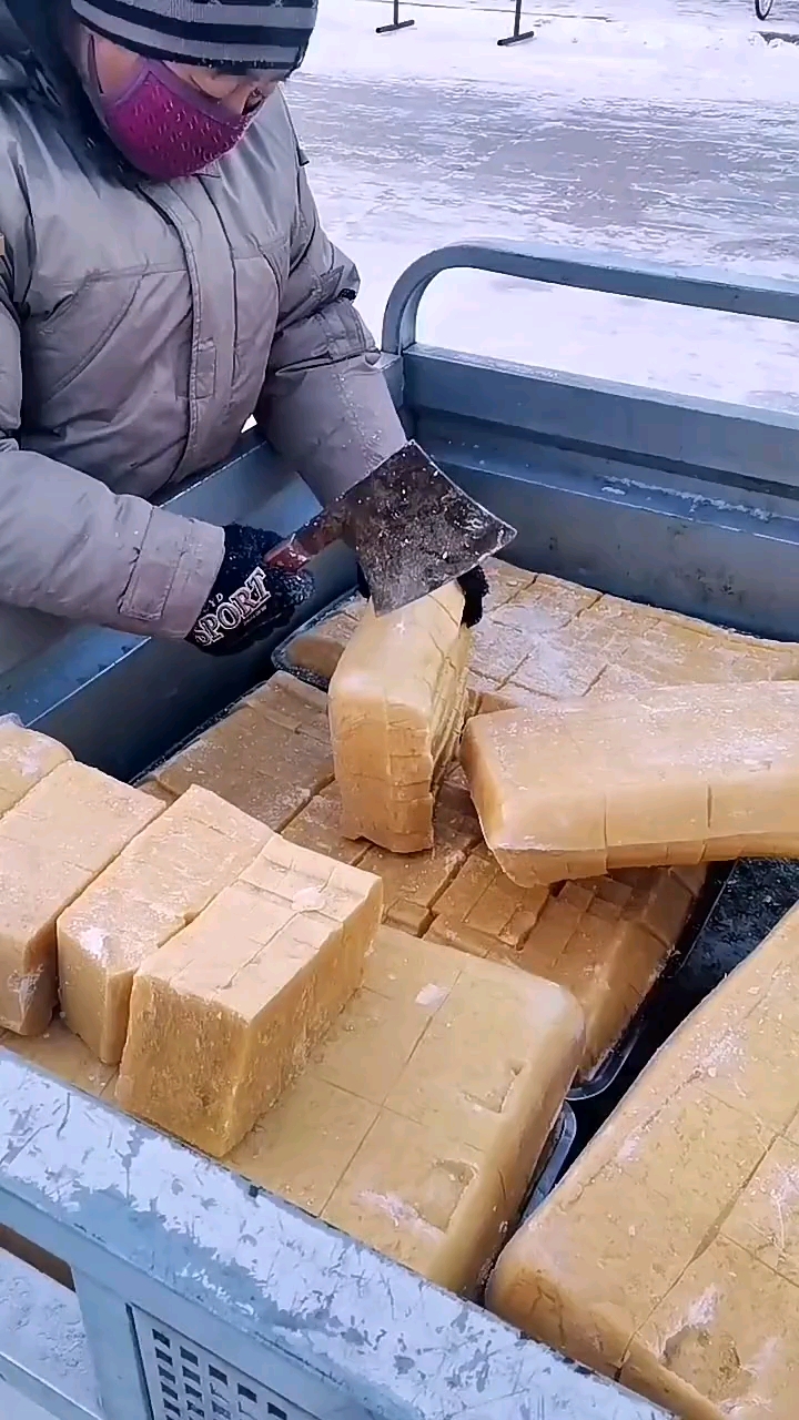 家乡特色美食东北冻豆腐只有东北的冬天能冻出来