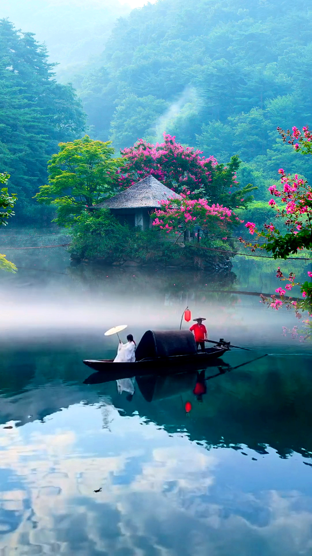 伴山伴水伴云烟,一叶轻舟碧水涧;渔翁本是凡间客,此时已成画中仙.