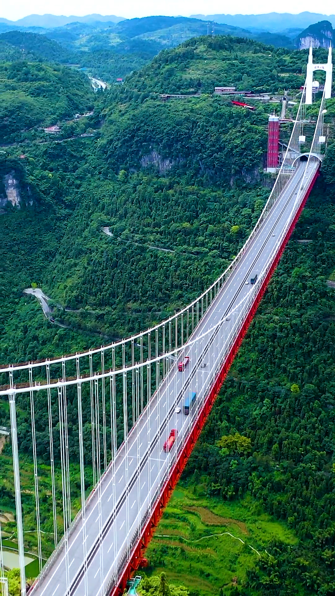 湖南湘西矮寨大桥,创造了四个世界第一的高山横跨斜拉桥