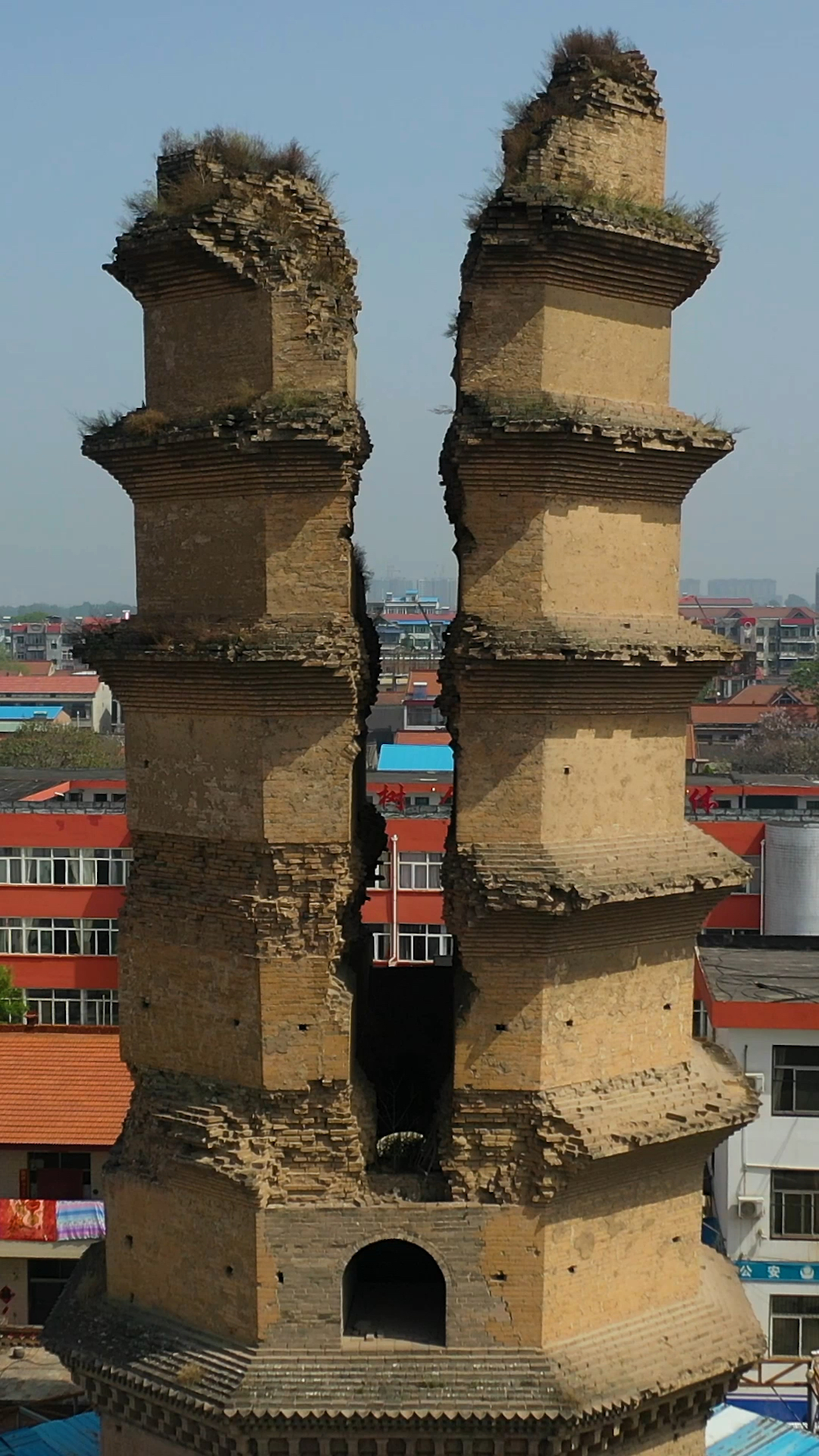 感应寺砖塔因地震塔身破裂为两半,800多年的宝塔已为当地地标