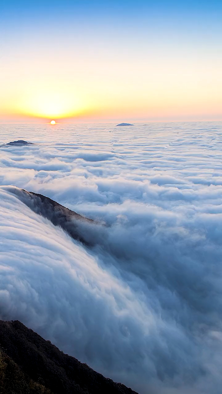 我曾见云是云,见海便是海,直到遇见你,云海开始翻滚,江潮开始澎湃.