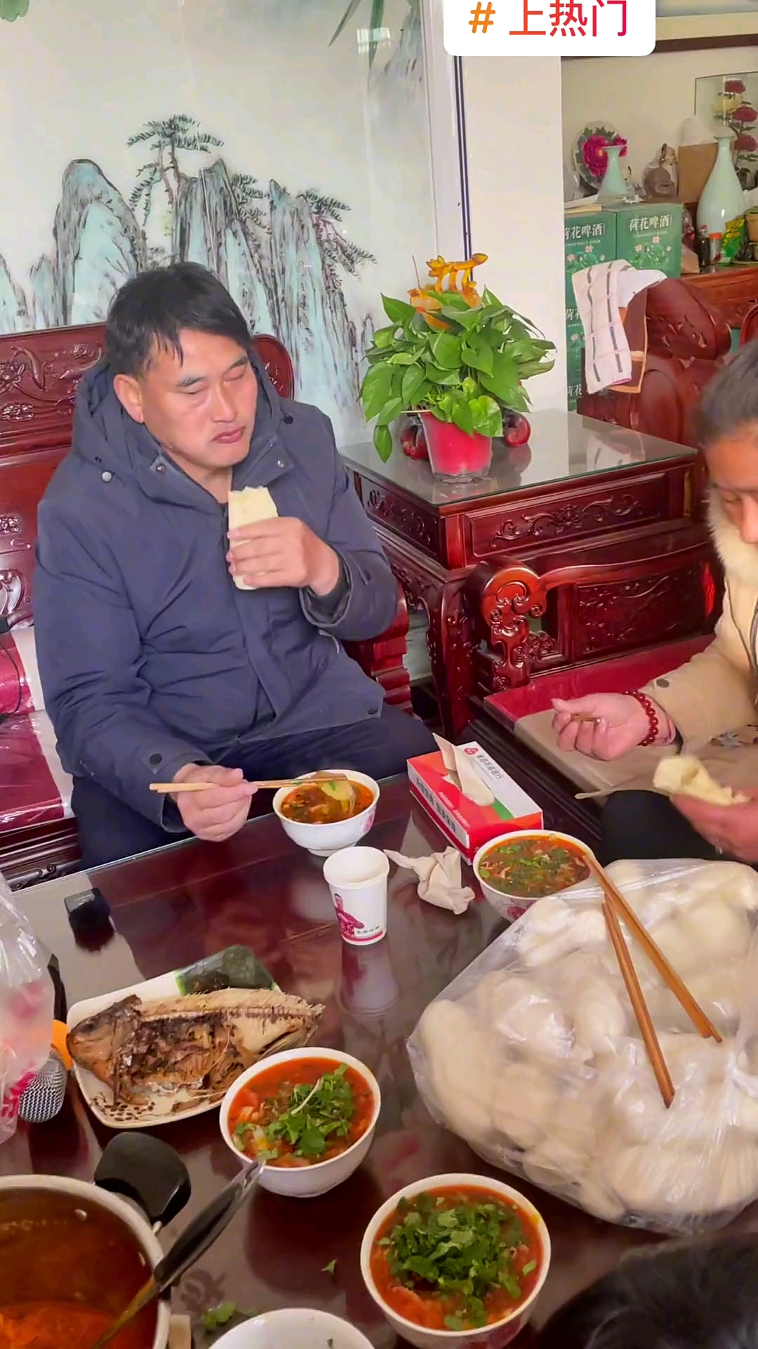 看看大衣哥吃饭好吃吗?