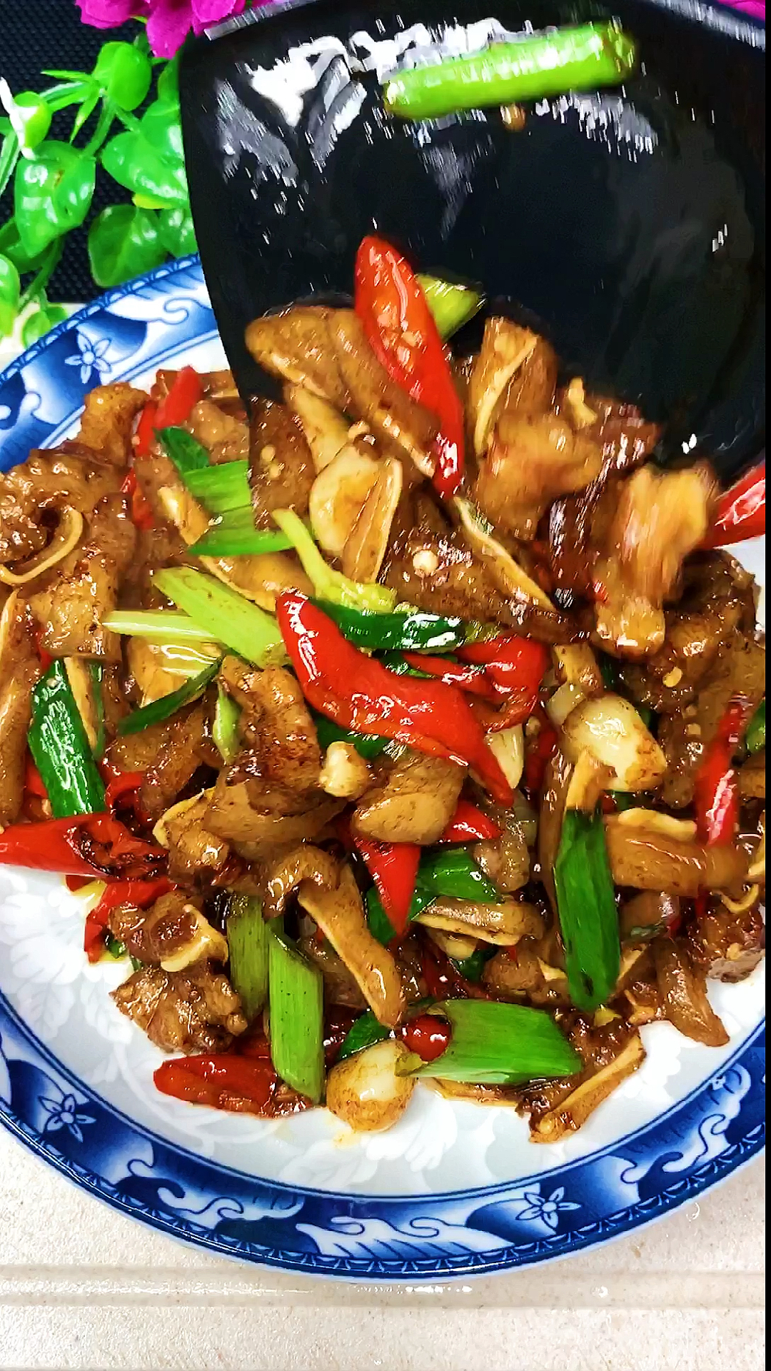 美食#家常版红烧猪耳朵,香辣过瘾又解馋,3碗米饭都不够-度小视