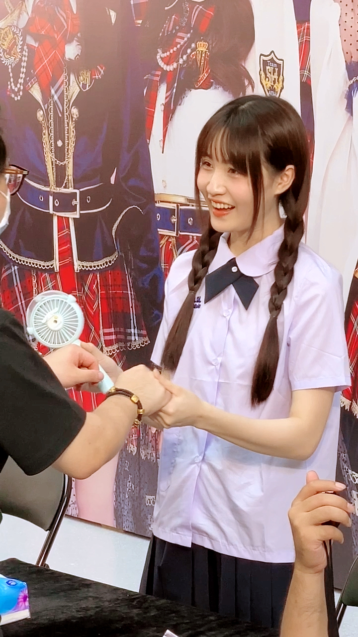 女团#akb48teamsh握手会变大型牵手会,看看粉丝抓着张倩霏的手,就是