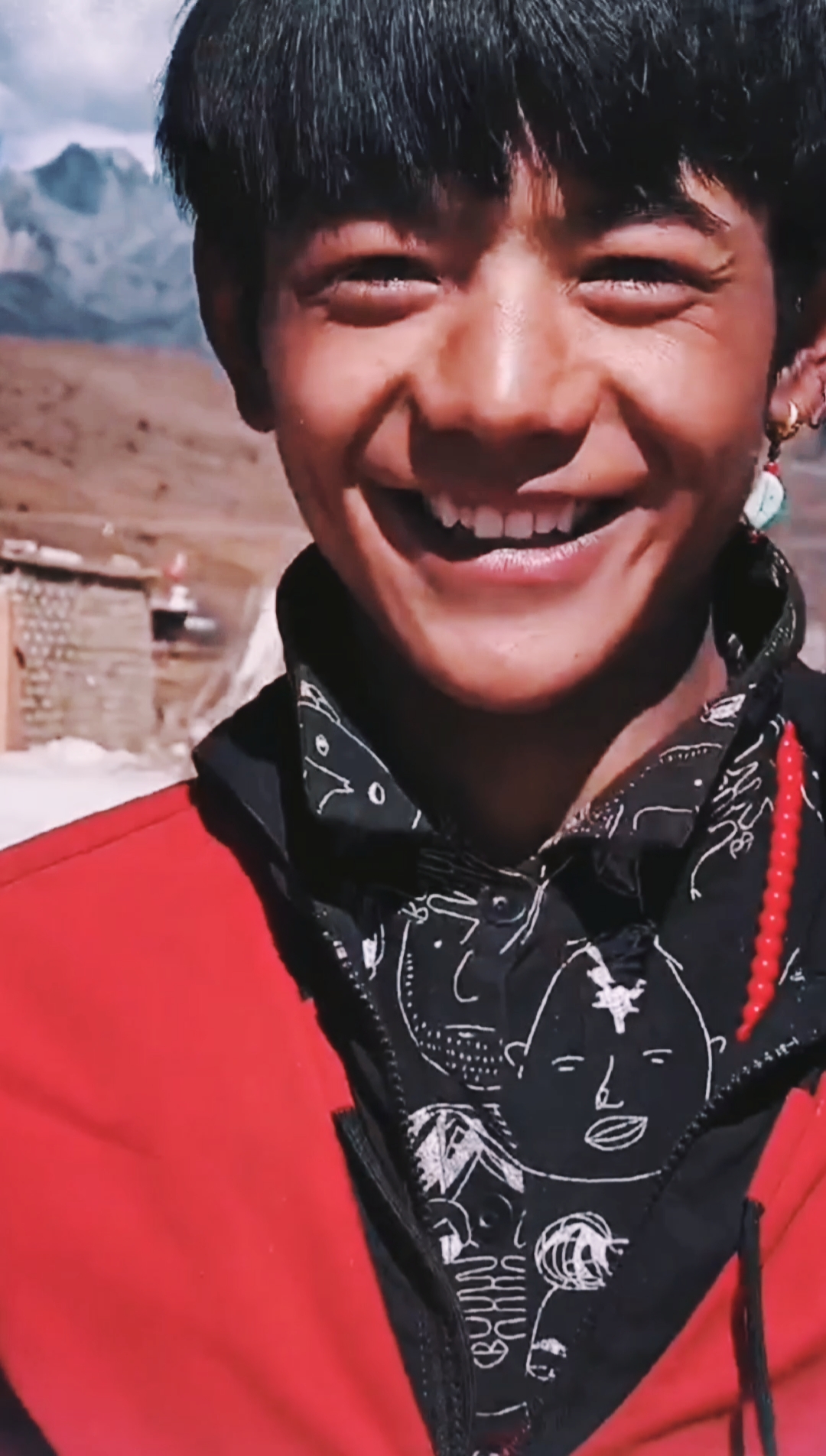 20岁藏族小伙丁真爆红网络,纯真笑容太迷人