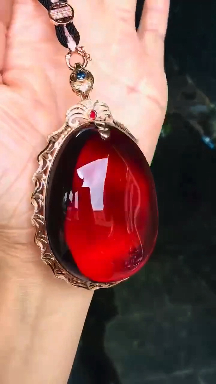 缅甸天然血珀大蛋面吊坠